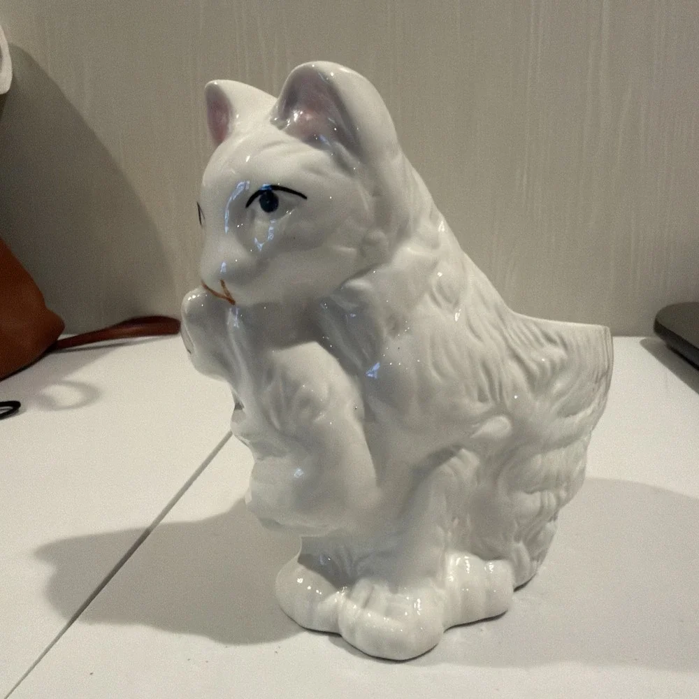 Vtg Persian Momma White Cat Carrying Kitten‎ Ceramic Figurine Planter